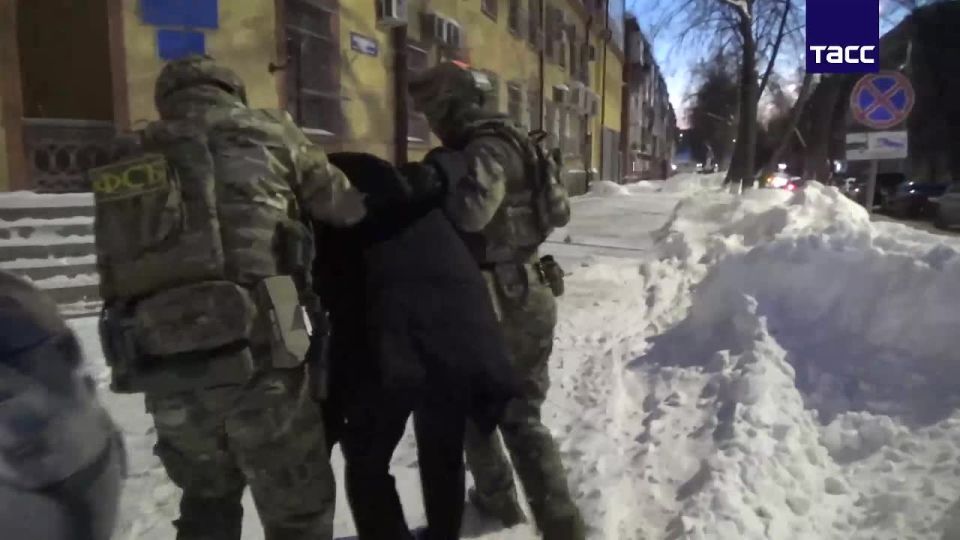 Кадры задержания россиянина, готовившего теракт на железной дороге в Кемеровской области по заданию украинских спецслужб