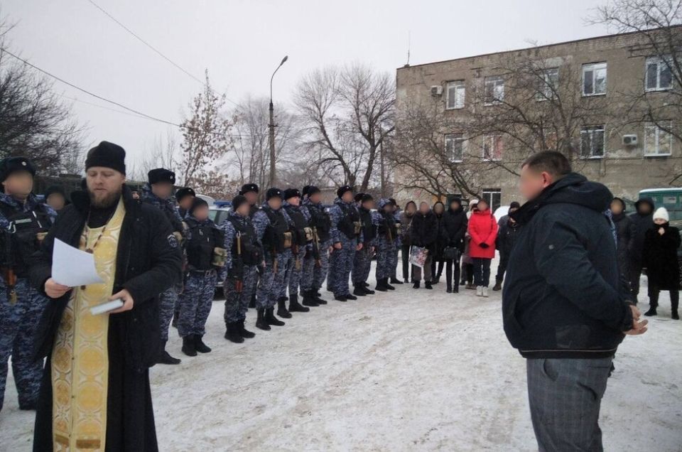 В Мариуполе священник и росгвардейцы помолились о добрых делах