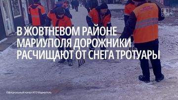 Вчера сотрудники МУП «Мариупольавтодор» удалили снег и наледь с пешеходных зон нечетной стороны бульвара Шевченко