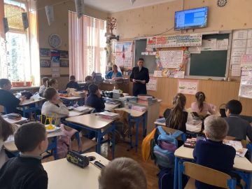 Сотрудники Госавтоинспекции ведут профилактическую работу со школьниками