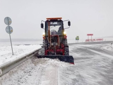 На выходных, кроме очистки и противогололедной обработки дорог, в рамках зимнего содержания дорожники также: