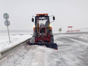 На выходных, кроме очистки и противогололедной обработки дорог, в рамках зимнего содержания дорожники также: