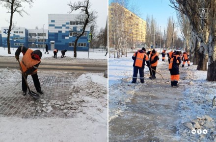 Мариупольские коммунальщики продолжают уборку снега с пешеходных зон