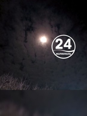 Сейчас. В небе над городом появилась яркая луна