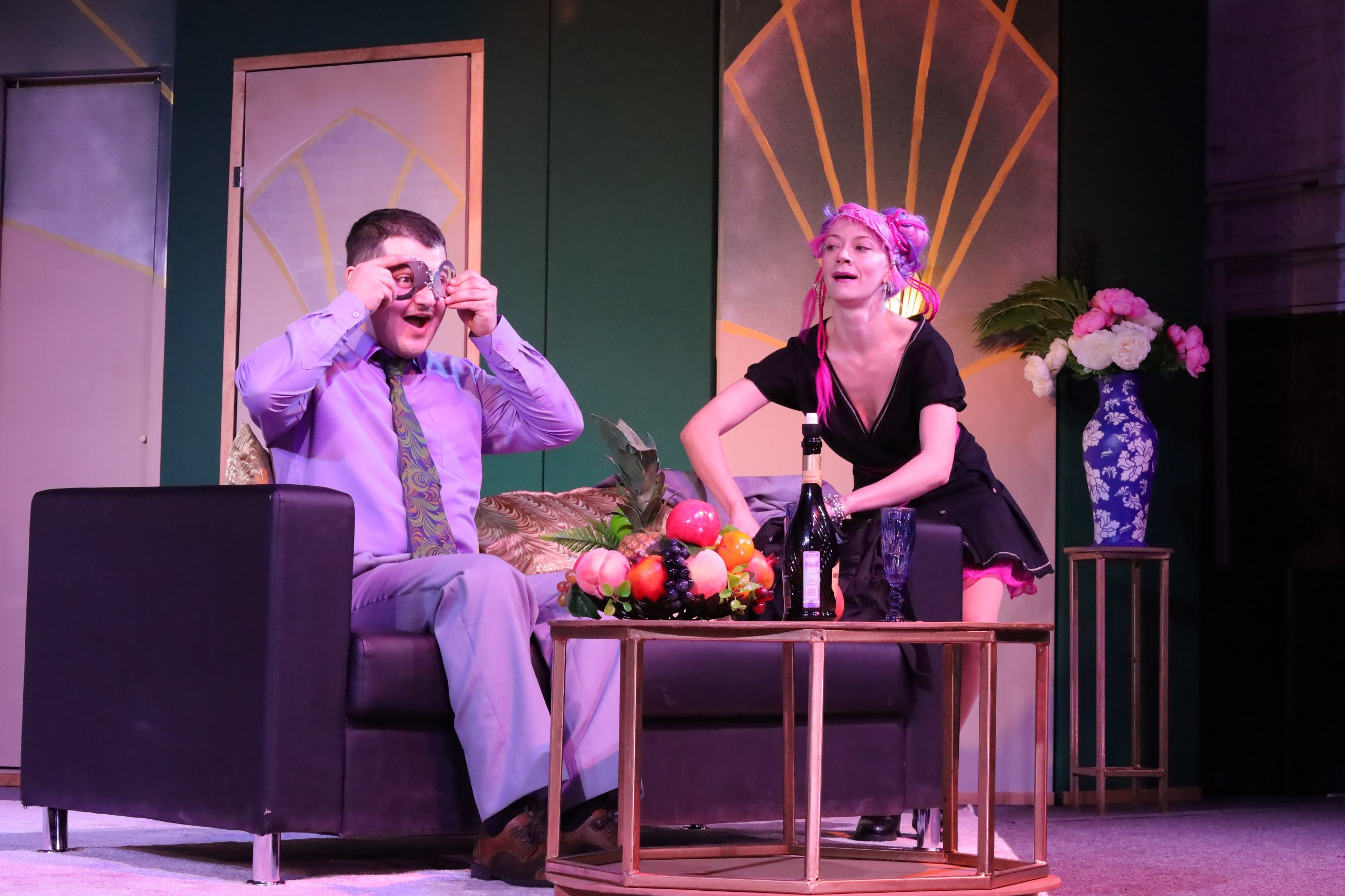 30 января 2026 года в Мариупольском русском драматическом театре состоялась премьера остроумной комедии с криминальным оттенком «Номер с фруктами» по пьесе Александра Коровкина