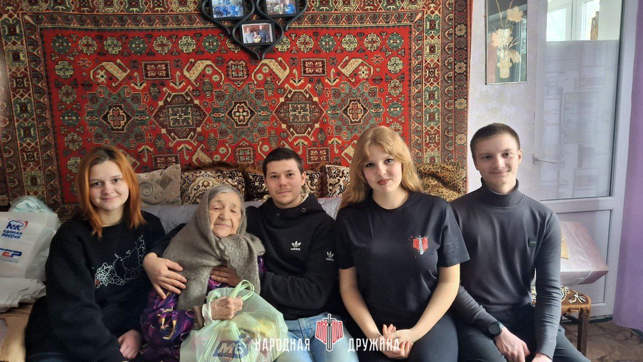 С заботой о каждом. Активисты Мариупольского штаба Народной Дружины навестили Федченко Тамару Петровну — ветерана тыла Великой Отечественной войны