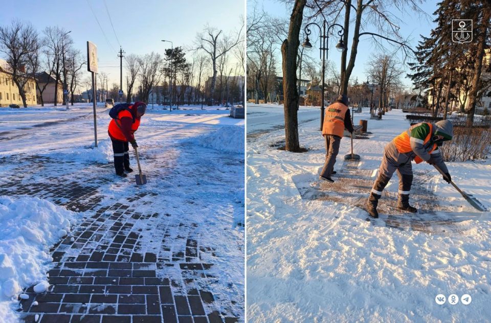 Рабочие зеленого строительства продолжают освобождать от снега общественные пространства
