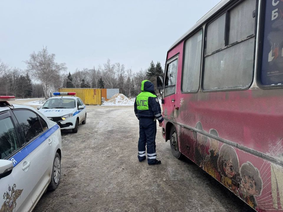 Сотрудники Госавтоинспекции проводят проверку пассажирского автотранспорта