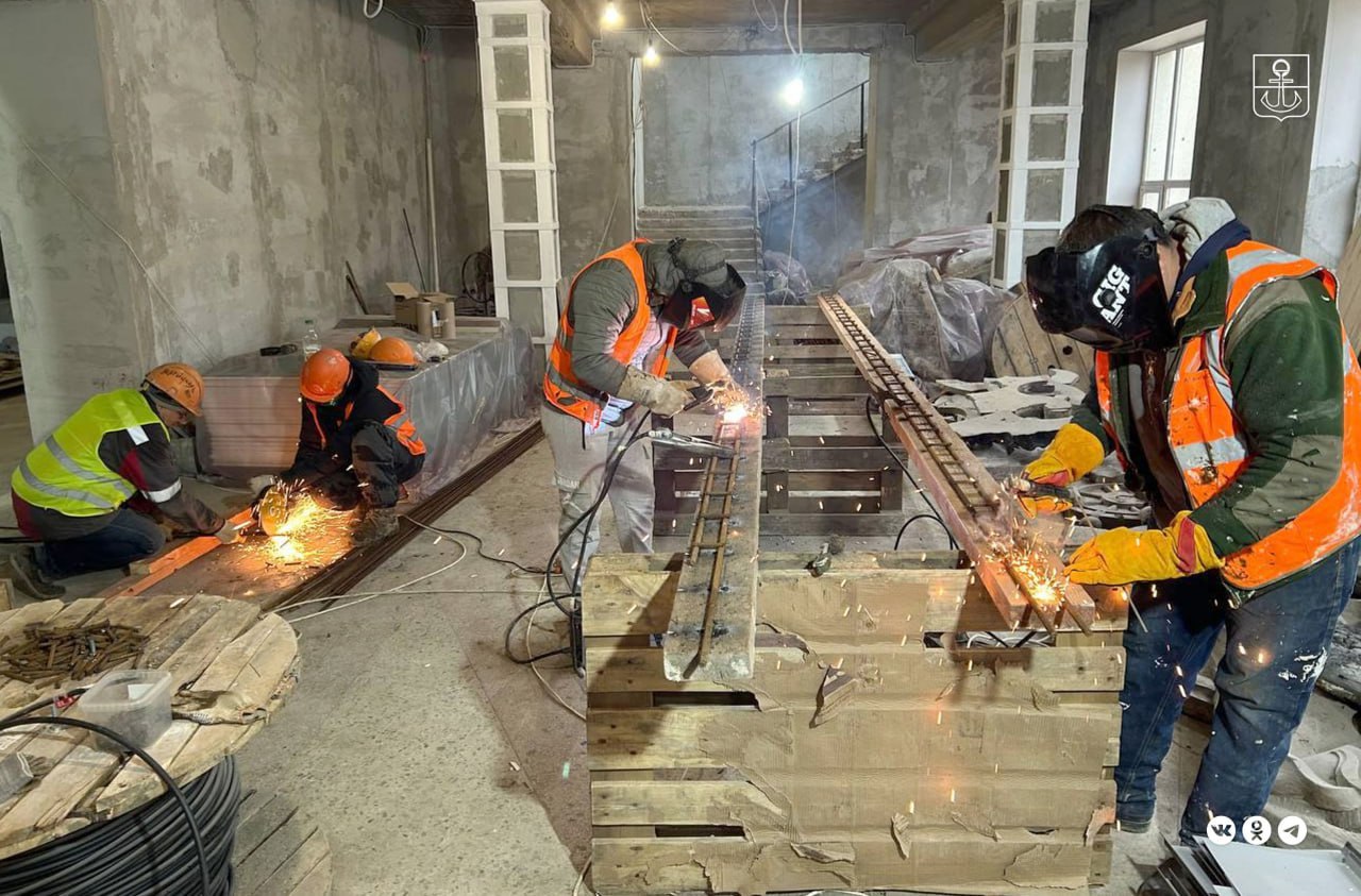 Строители из Ленобласти продолжают восстанавливать ДК «Чайка»