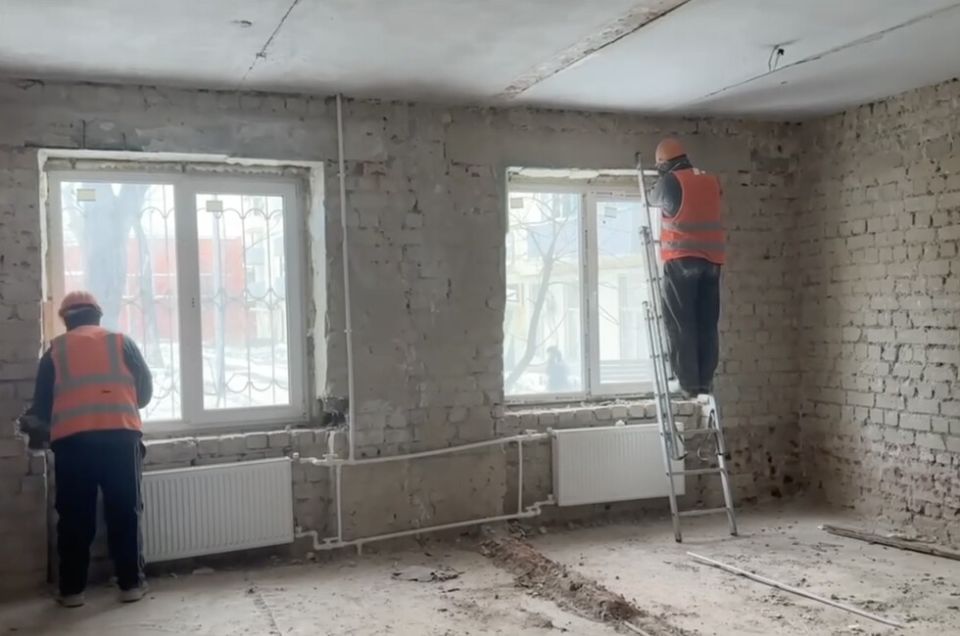 В Мариуполе строители из Санкт-Петербурга восстанавливают Центральный ЗАГС