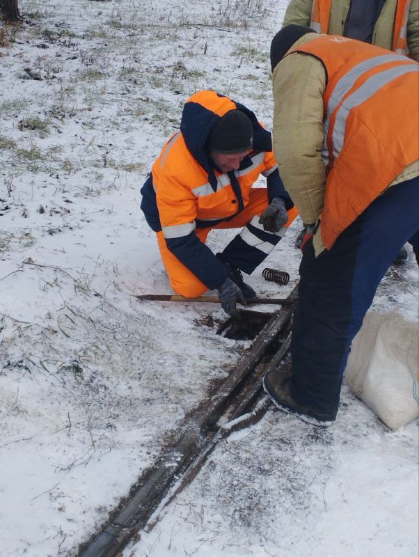 Специалисты службы по обслуживанию и ремонту пути МУП «МАРИУПОЛЬТРАНС» произвели замер и регулировку трамвайного пути на кривых участках после понижения температуры, а так же очистку и ремонт спецчастей