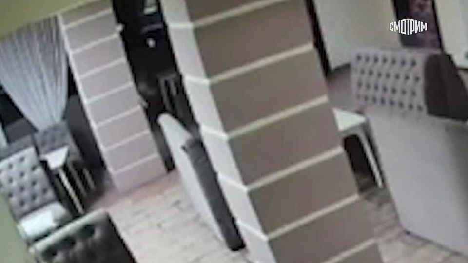 Пьяный мужчина открыл стрельбу из автомата Калашникова в одном из кафе Мариуполя, он задержан, сообщили в МВД по ДНР