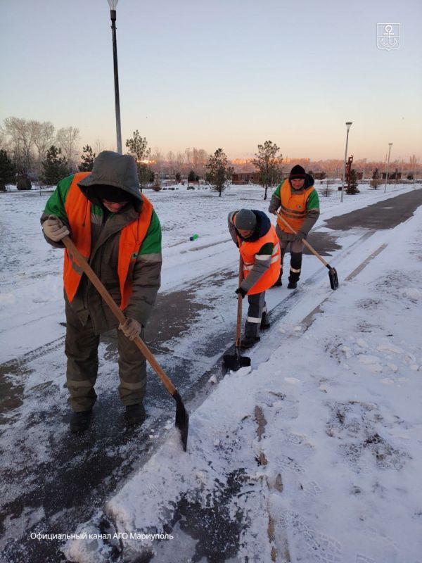 Коммунальщики продолжают расчищать пешеходные зоны от снега и наледи