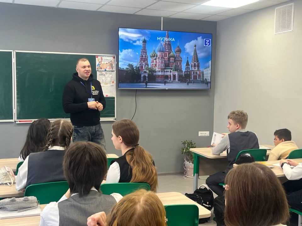 Мариупольским школьникам рассказывают о важности единства всех народов России