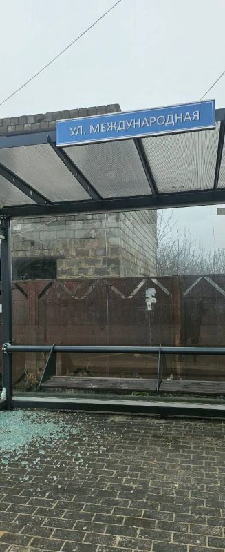 Вандалы разбили остановку на Международной в Мариуполе