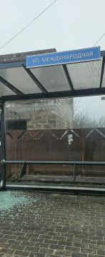 Вандалы разбили остановку на Международной в Мариуполе