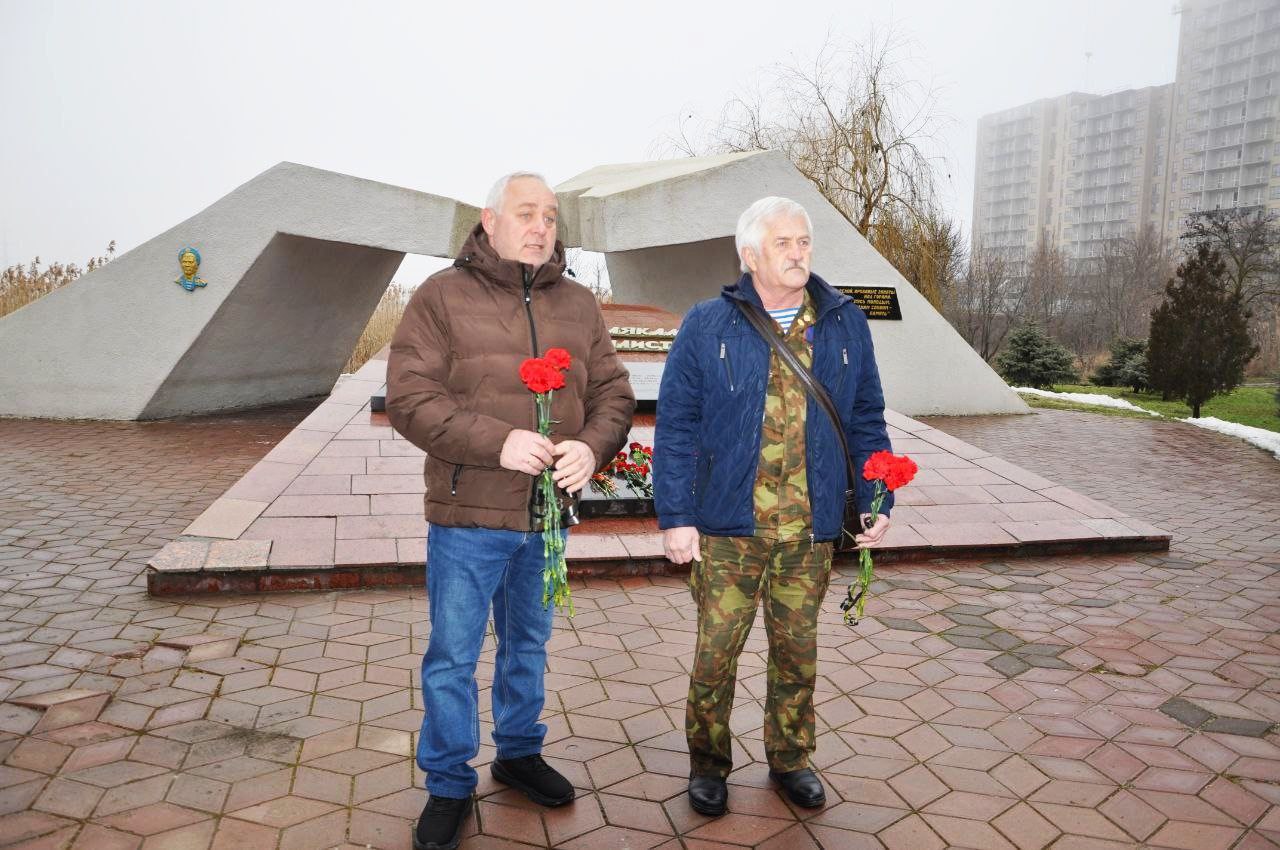 Дмитрий Огилец: Сегодня члены Мариупольской городской организации "Российский союз ветеранов Афганистана и специальных военных операций" возложили цветы к памятнику "землякам воинам - интернационалистам" в честь 37-й...