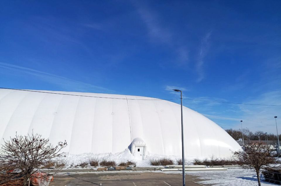 На ледовой арене Мариуполя появилось поле под воздушным куполом