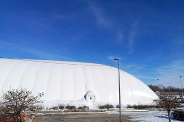 На ледовой арене Мариуполя появилось поле под воздушным куполом