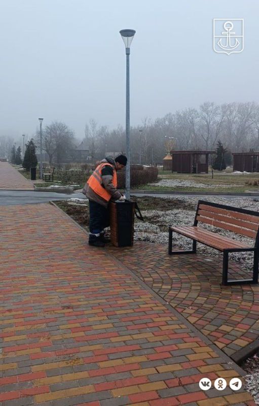 Рабочие зеленого строительства благоустраивают парковые зоны