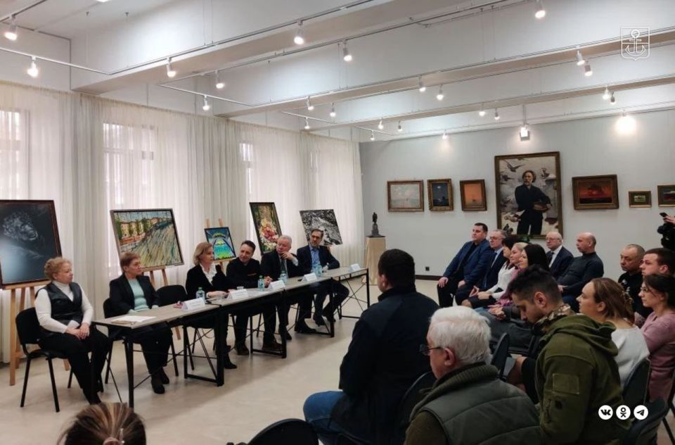 Краеведческий музей города Мариуполя получил в дар более 40 картин