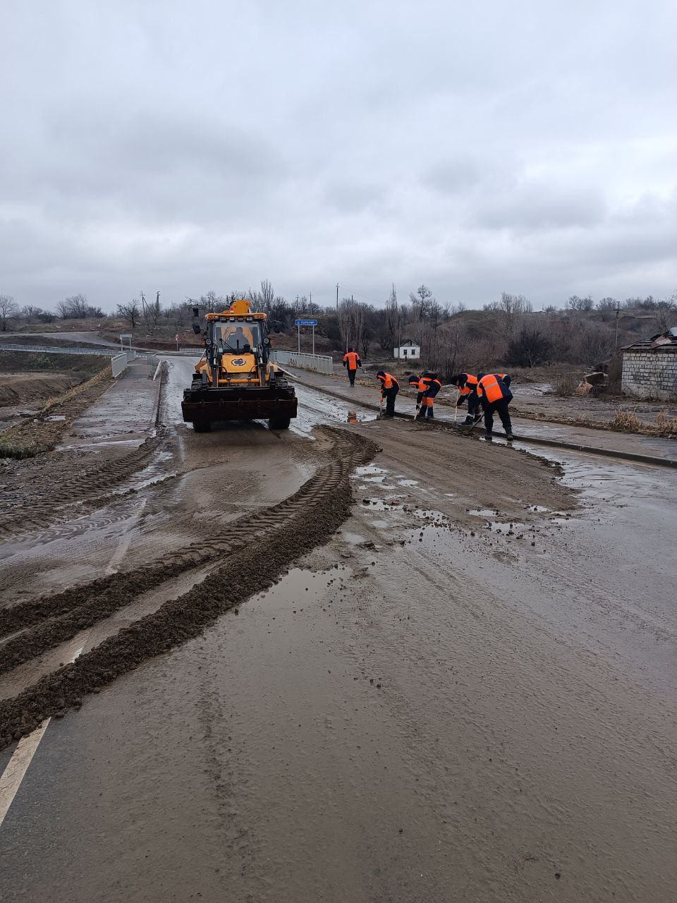 Дорожные службы устранили последствия подтопления моста между Каменском и Старым Крымом