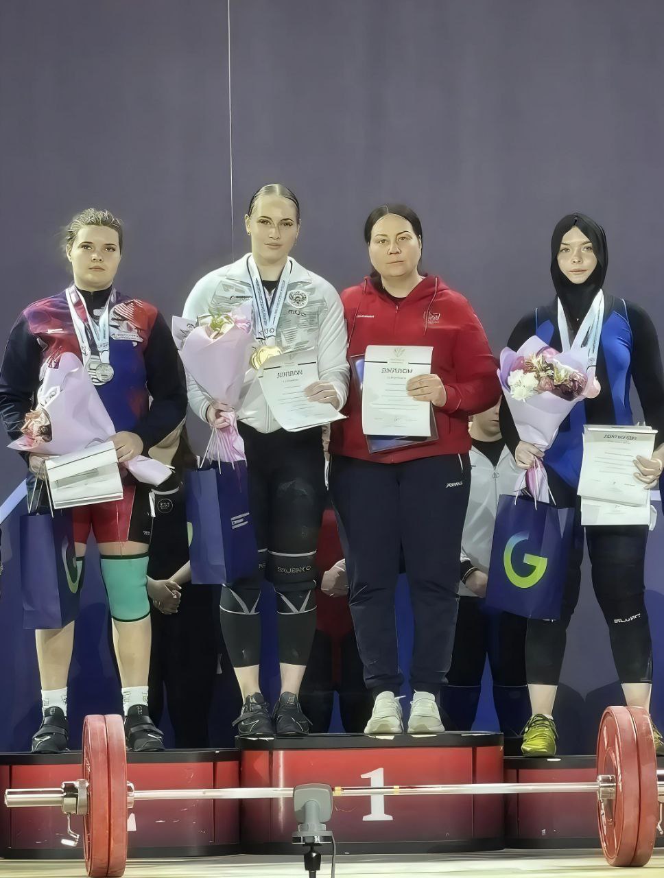 Евгений Ширшов: В Екатеринбурге на первенстве России по тяжёлой атлетике среди юниоров и юниорок спортсменка из Мариуполя Милана Токовая завоевала серебро в весовой категории до 76 кг!