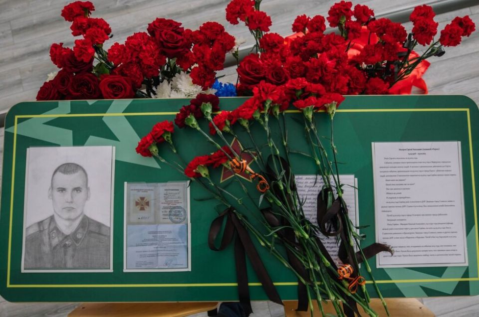 В мариупольской школе «Парту Героя» посвятили ополченцу Сергею Макарову