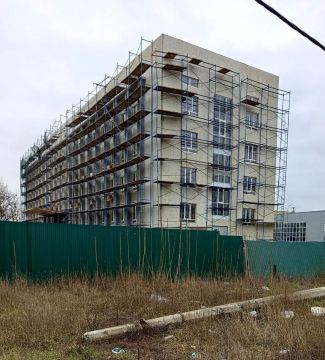 На здании бывшей Орджоникидзевский администрации завершаются фасадные работы