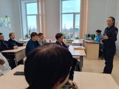 Полицейские ведут профилактическую работу с несовершеннолетними в Мариуполе