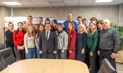 Андрей Крамар: Вчерашний кружок в канале, как можно было подозревать, появился неспроста: накануне был в Мариуполе, где вместе с координатором местного отделения Романом Васильевичем Трофимовым и его коллегами из Новоазовска...