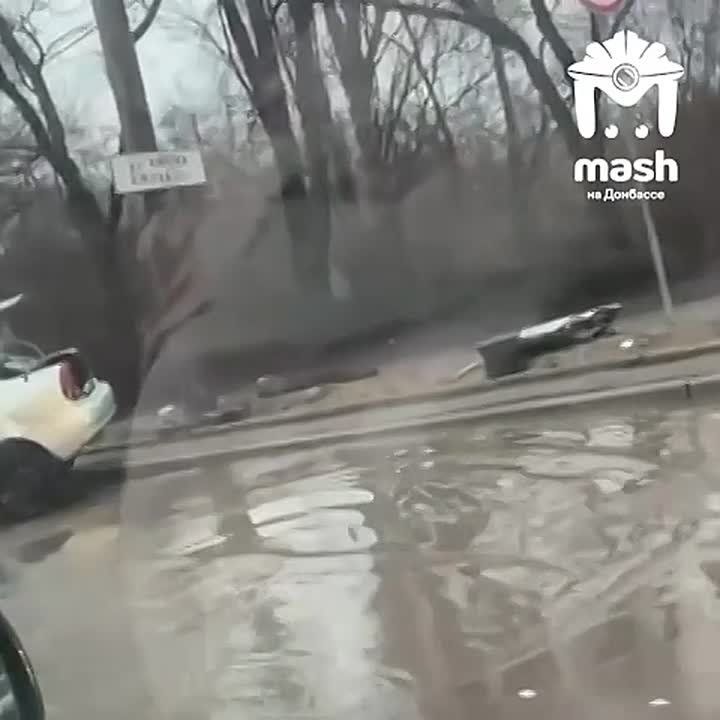 Автомобиль превратился в груду металла после аварии на Мариупольской развилке в Донецке — водитель погиб