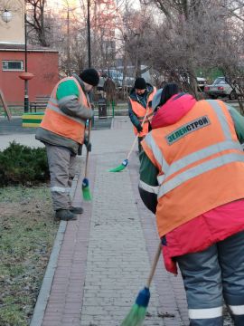 Сотрудники МБУ "Зеленстрой" провели субботник в сквере "Прогресс"