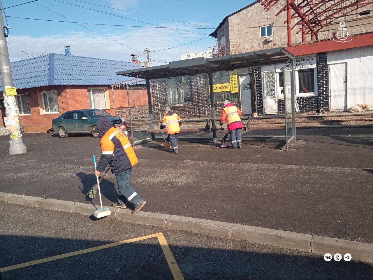 В Мариуполе уборка остановок общественного транспорта ведется ежедневно