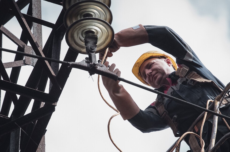 В Мариуполе с начала года заменили 22 километра воздушных ЛЭП