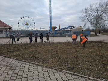 В рамках проекта "Донбасс - наш дом" партии "Единая Россия" на территории Ильичевского района состоялся очередной субботник