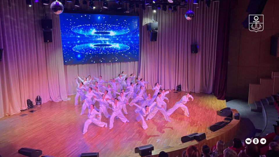 Мариупольских женщин-педагогов поздравили с наступающим праздником