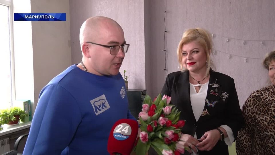 Активисты «Молодой Гвардии Единой России» поздравили сотрудниц ТК «Мариуполь 24» с наступающим 8 Марта! 06.03.2026