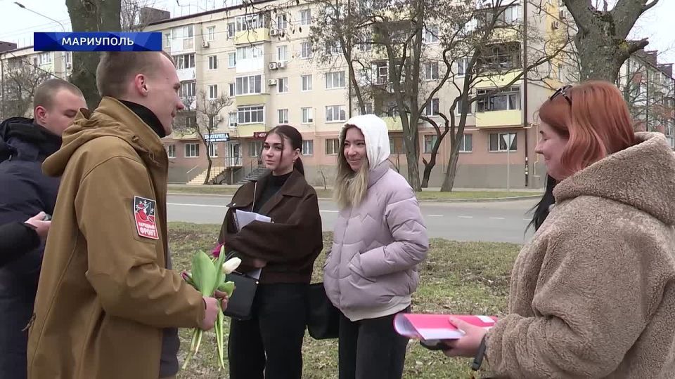Представители молодежки Народного фронта поздравили мариупольчанок с наступающим 8 Марта! 06.03.2026