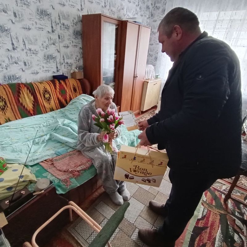 Антон Кольцов: Поздравили почетных граждан Мариуполя с наступающим праздником