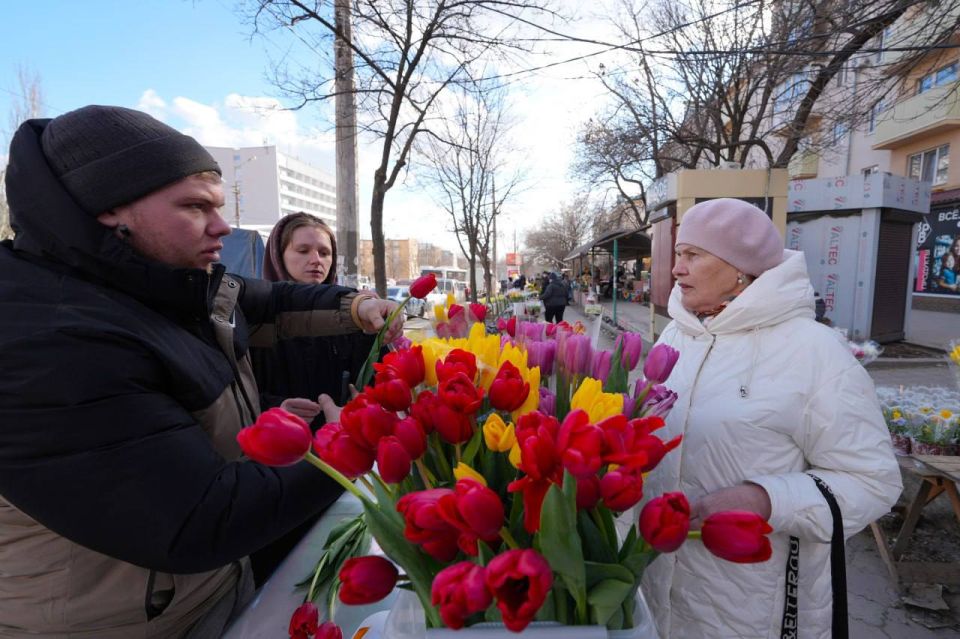 Море цветов, поздравления на улице и счастливые женщины