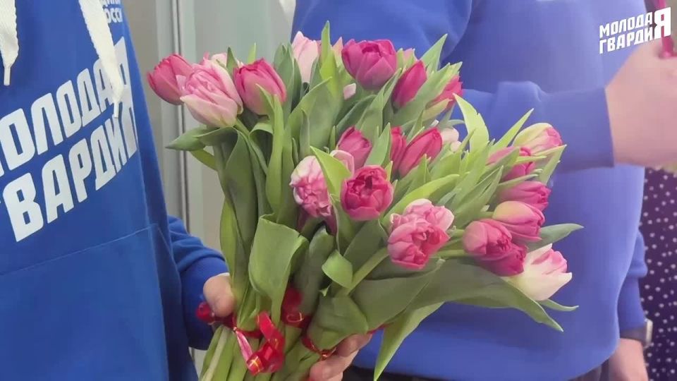 Волонтеры «Молодой Гвардии» вновь дарят тепло и улыбки в особенный день!