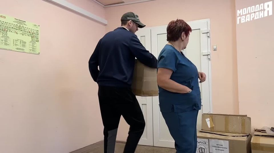 Руководитель «Молодой Гвардии» Мариуполя Никита Аверкин совместно с руководителем представительства Санкт-Петербурга в городе Мариуполь Олегом Моргуном передали гуманитарную помощь в отделение роддома городской больницы №2...