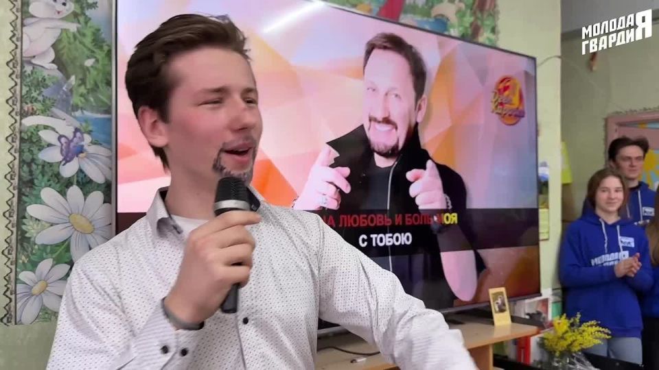 Команда «Молодой Гвардии» в центре социальной защиты и досуга «Забота» организовала праздничное мероприятие в честь Международного женского дня