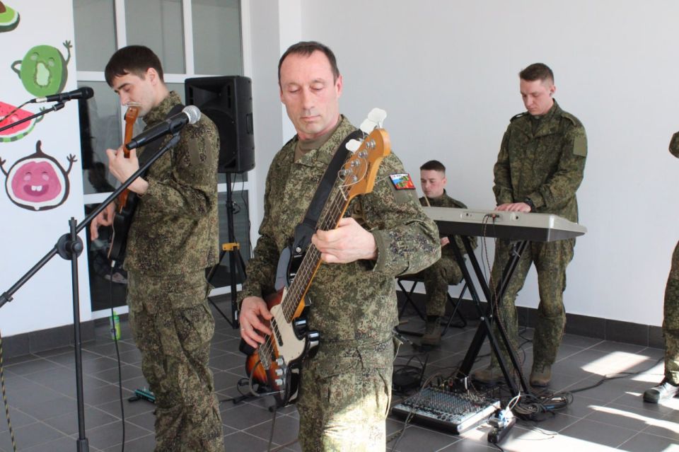 Для студентов Мариупольского медицинского колледжа сегодня выступал Вокально-инструментальный ансамбль "МОНУ" 29 Гвардейской общевойсковой армии 200 Гвардейской артиллерийской бригады Восточного военного округа Вооруженных...