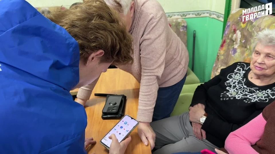 Активисты «Молодой Гвардии» провели полезную встречу для старшего поколения в центре социальной защиты и досуга «Забота»