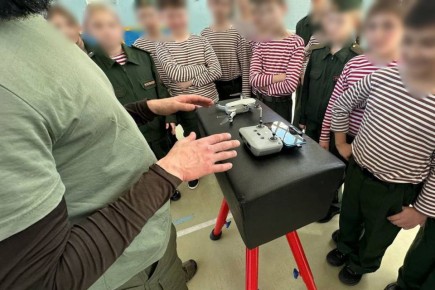 Росгвардейцы организовали мастер-класс по пилотированию БПЛА для учащихся кадетского класса одной из школ Мариуполя