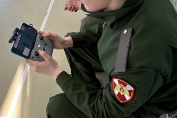 Росгвардейцы организовали мастер-класс по пилотированию БПЛА учащимся подшефного класса в Мариуполе