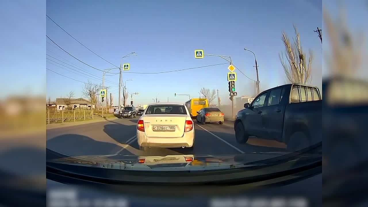 Момент жестокого ДТП в Мариуполе: «китаец» в буквальном смысле взлетел на воздух