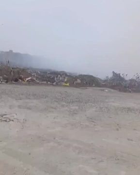 Мариуполь вторые сутки в дыму из-за сильного пожара на городской свалке